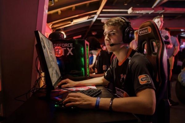  Virtus.pro и Forze приняли участие в кибердне на Winliner в честь 100-летия «Спартака» 