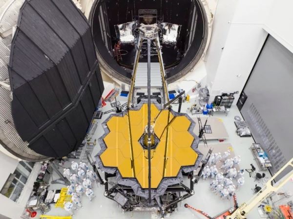 Одно из зеркал космической обсерватории NASA «Джеймс Уэбб» пережило удар крупного микрометеороида 