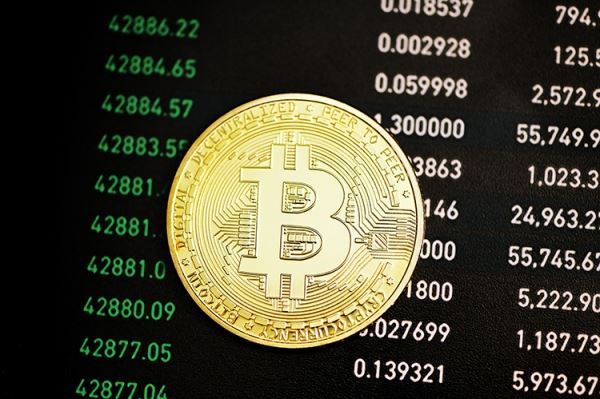 Падение криптовалютного рынка продолжается — в субботу биткоин упал до $17,7 тысячи