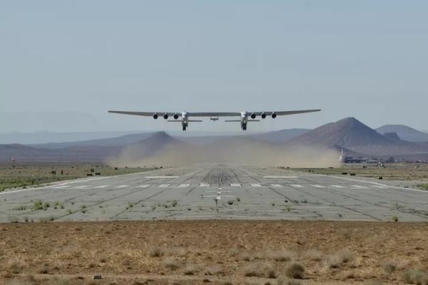 Тестовый полёт самого большого в мире самолёта Stratolaunch Roc завершился раньше запланированного